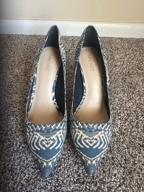 Nine West Blue and Cream Patterned Pointed Toe Pumps